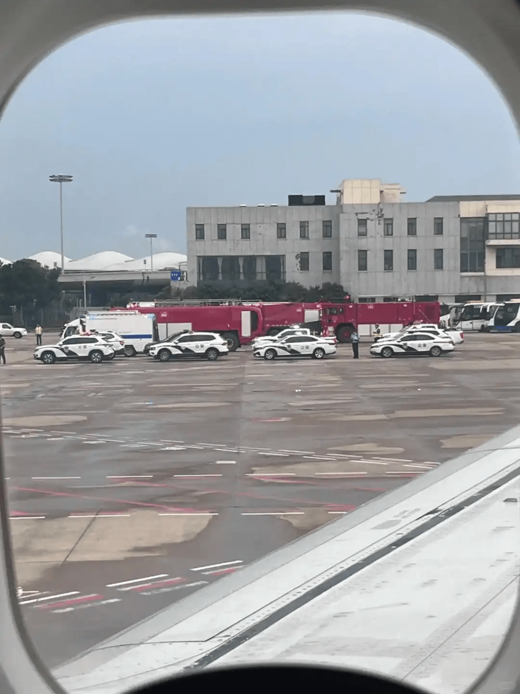 消防車、警車、救護車都趕到了機場。 消防車、警車、救護車都趕到了機場。