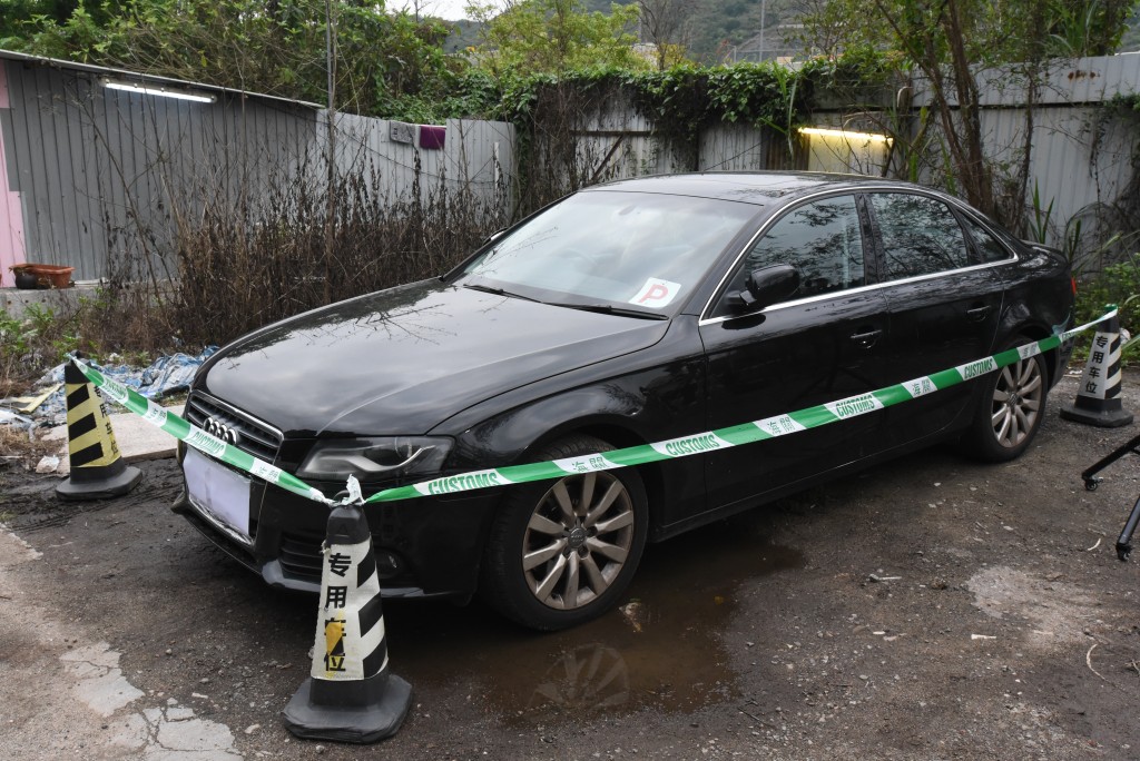 海關亦在單位外發現疑犯的私家車。