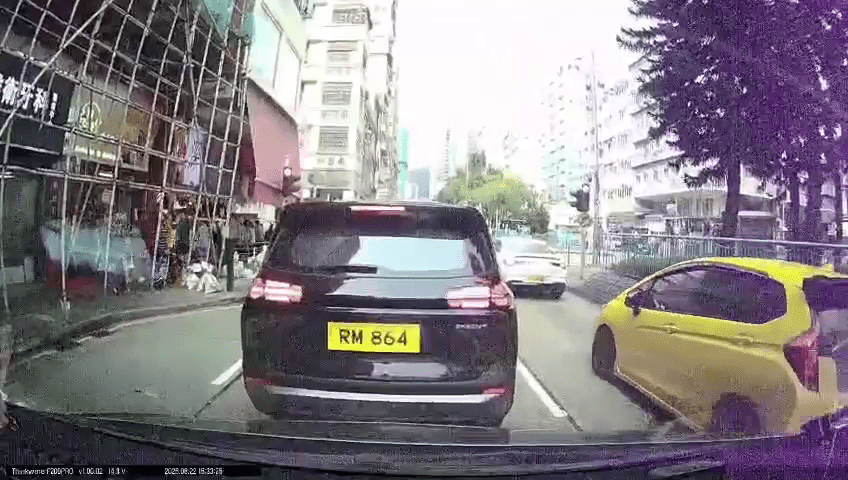 現場為深水埗南昌街近汝州街一唐樓。網上片段 現場為深水埗南昌街近汝州街一唐樓。網上片段