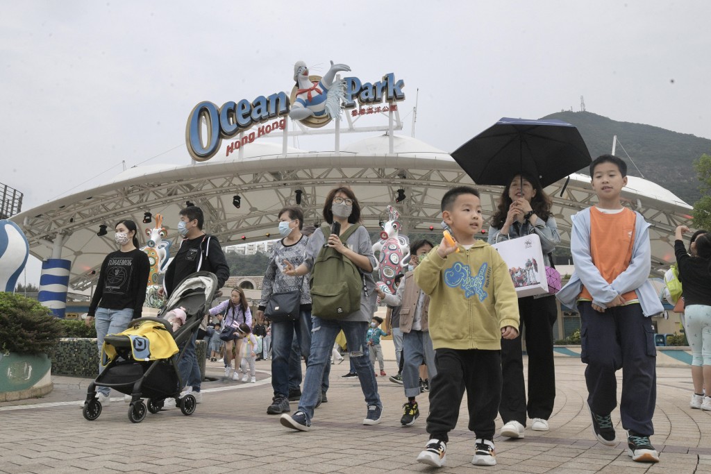 旅发局表示，2月起向访港旅客派发的100万份「香港有礼」旅客消费优惠券，深受欢迎。图为海洋公园。资料图片