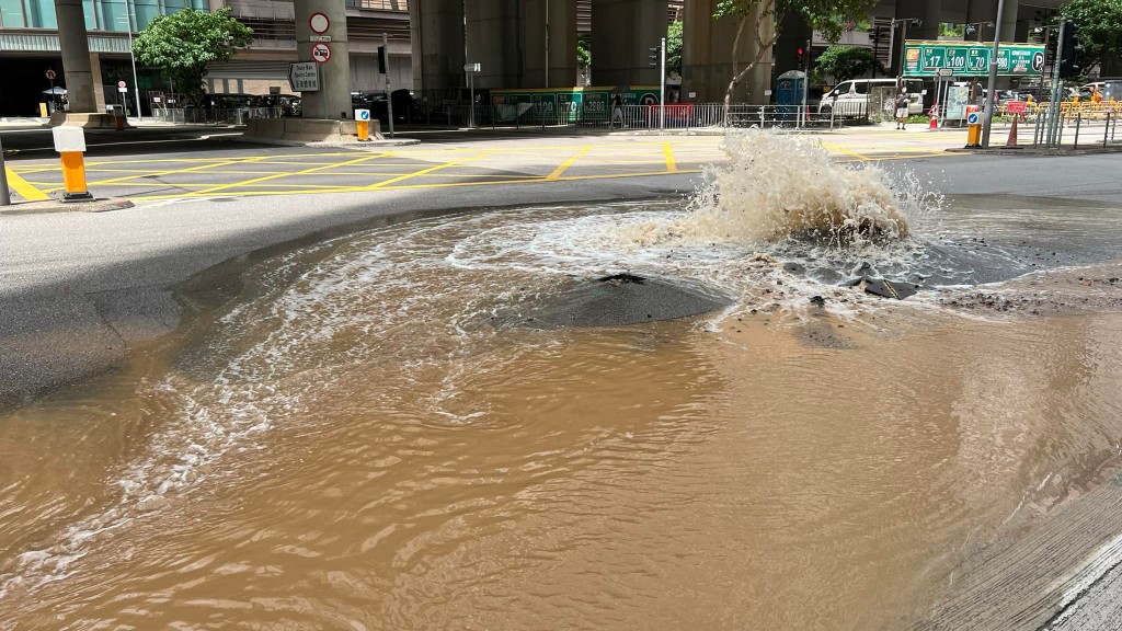 荃灣有地底水管爆裂。 香港突發事故報料區FB圖