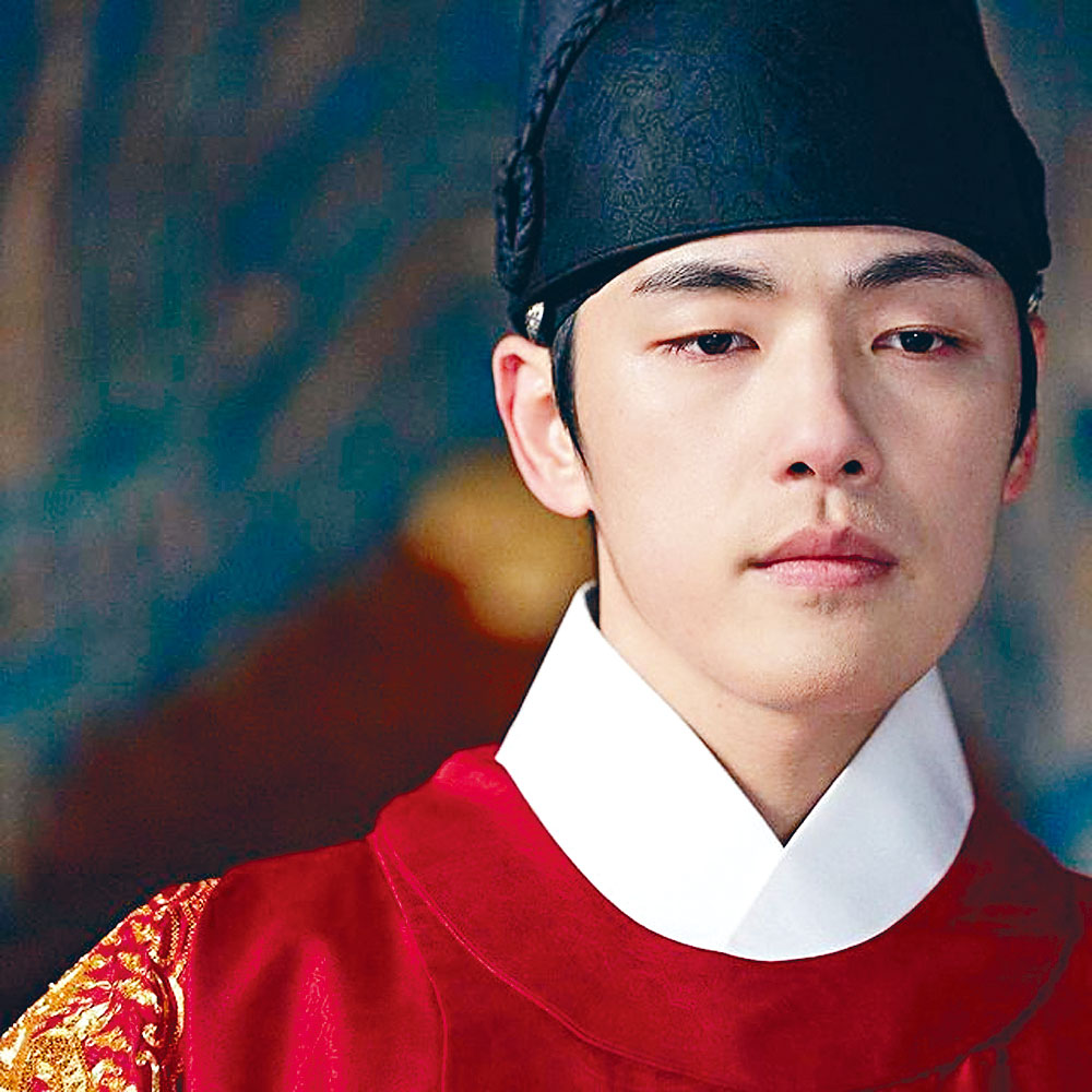 金正賢在《哲仁王后》劇中，大晒背肌。