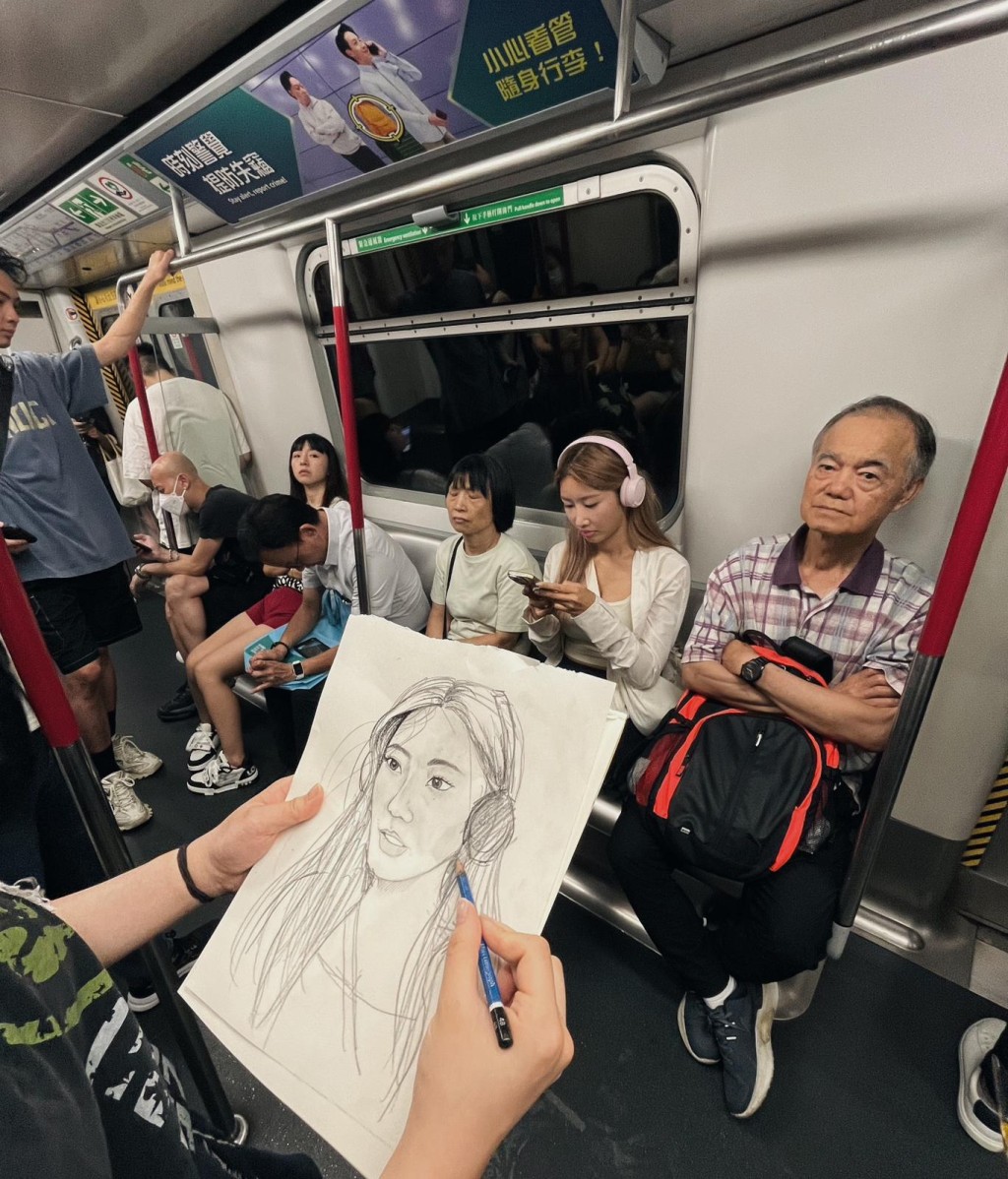 港鐵車廂的乘客成為她的素描速畫對象。(受訪者提供)