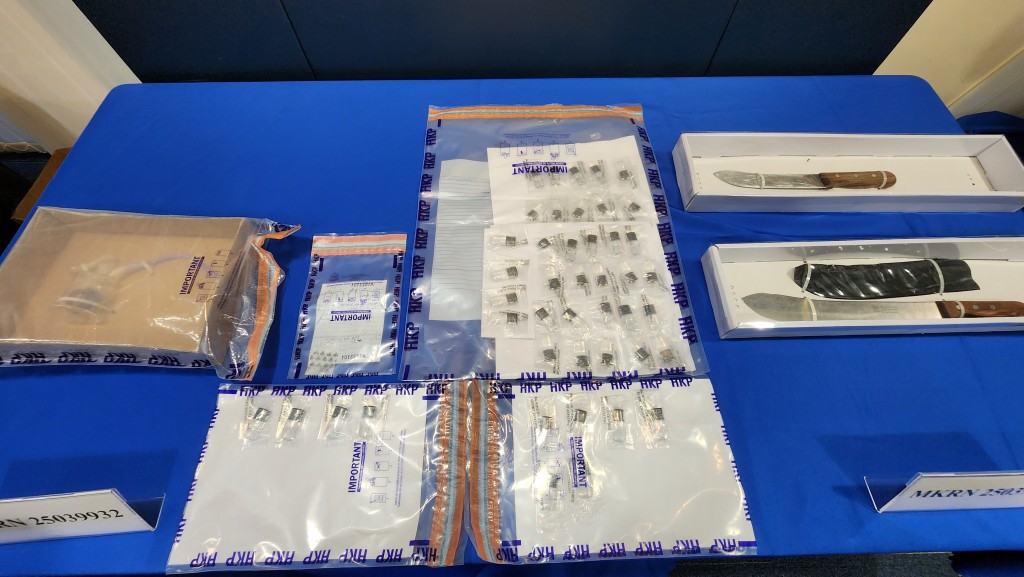 警方檢獲44粒內藏依托咪酯的膠囊、少量冰毒、兩把開山刀及一個用作吸食毒品的工具。