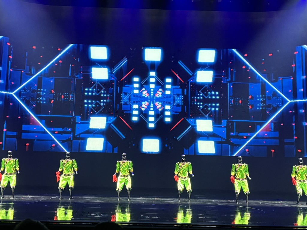人形机械人H1曾参与春晚表演「技惊四座」， 其实最早亮相是于《澳门2049》的舞台之上。（图片来源：《亲子王》）