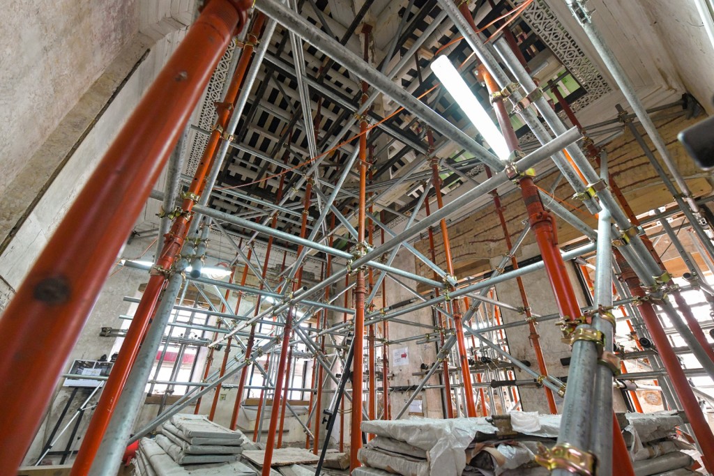 建築物內現實施多項加固措施以穩定其脆弱結構。