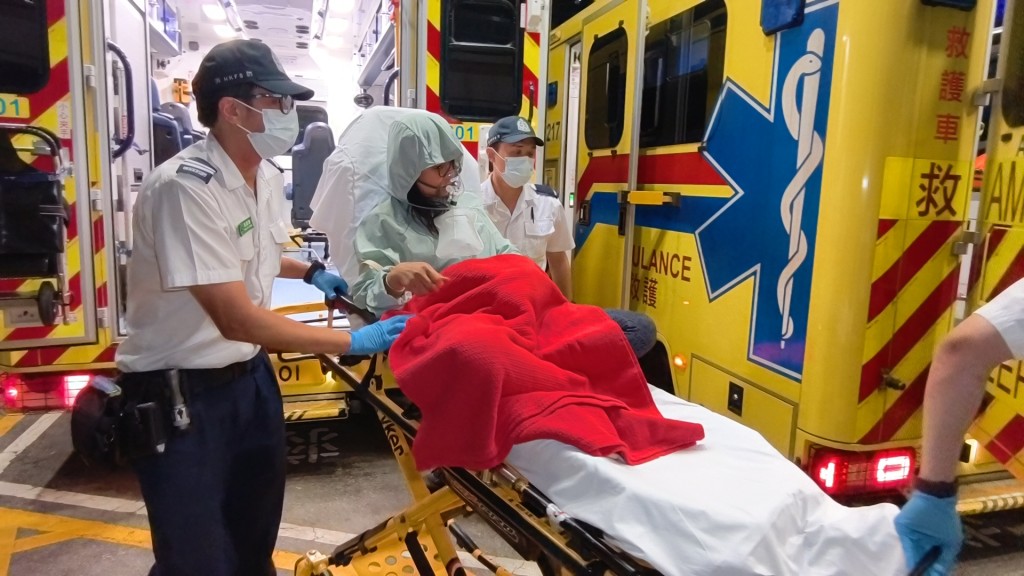 女子清醒送院。黄文威摄