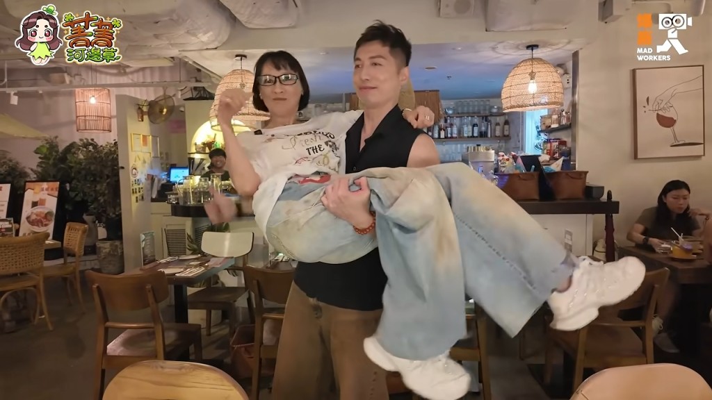 陳寶儀被公主抱。 陳寶儀被公主抱。