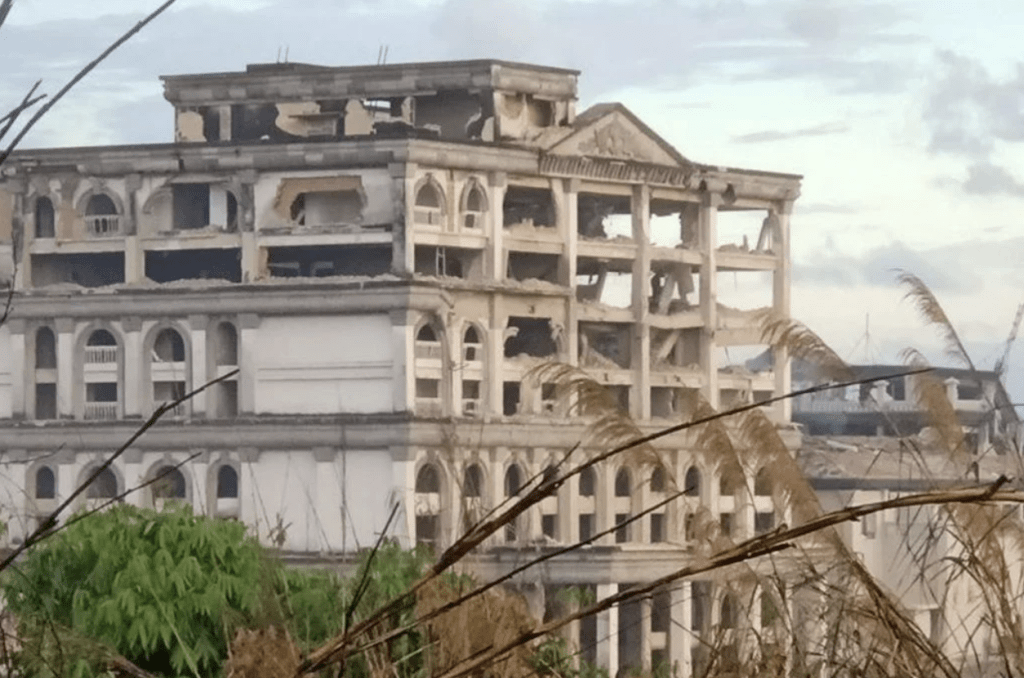 这张由柬埔寨新闻社(AKP)于2025年12月13日凌晨拍摄并发布的资料照片显示，柬埔寨菩萨省一处赌场在泰柬边境冲突中，遭泰国空袭破坏。法新社