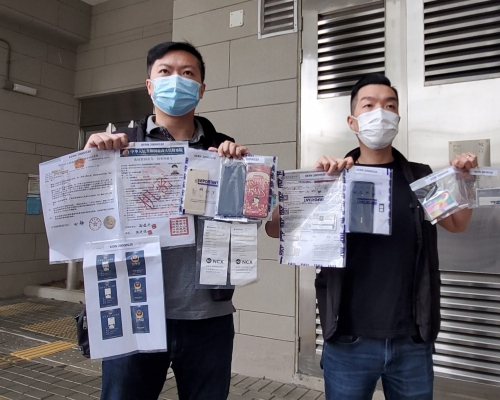 案件涉及金額約為800萬元。警方展示證物。