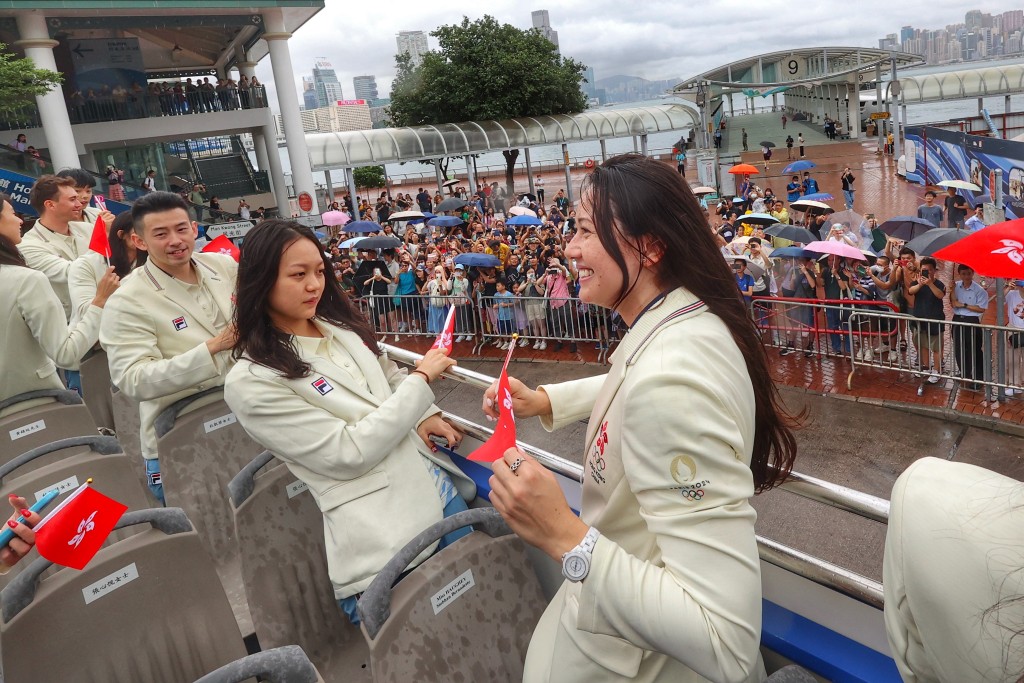 港協暨奧委會「巴黎2024奧運會中國香港代表團巴士巡遊」。 聯合採訪圖片