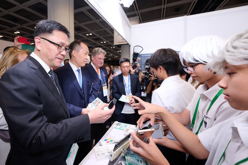創新科技及工業局局長孫東，聯同香港創新基金主席暨信和集團主席黃永光及一眾嘉賓到場與學生交流，支持年輕發明家持續創新。嘉賓們亦欣見市民對航天及人形機械人展品興趣濃厚，反應熱烈。