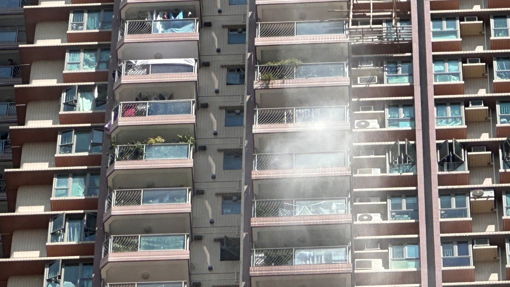 單位冒出濃煙。梁國峰攝
