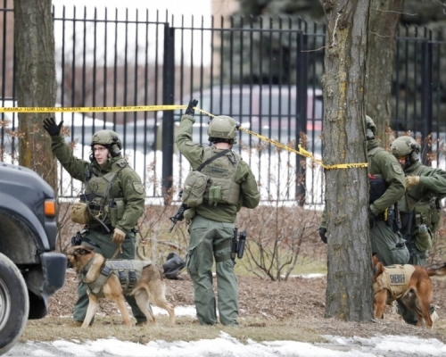 槍擊案發生後，警方封鎖附近一帶調查。AP