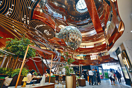 K11 MUSEA出租率達97%，露天廣場的Gold Ball，其實是展覽館。