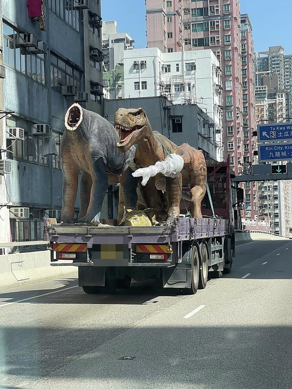 货车上恐龙几可乱真。fb：车cam L（香港群组）