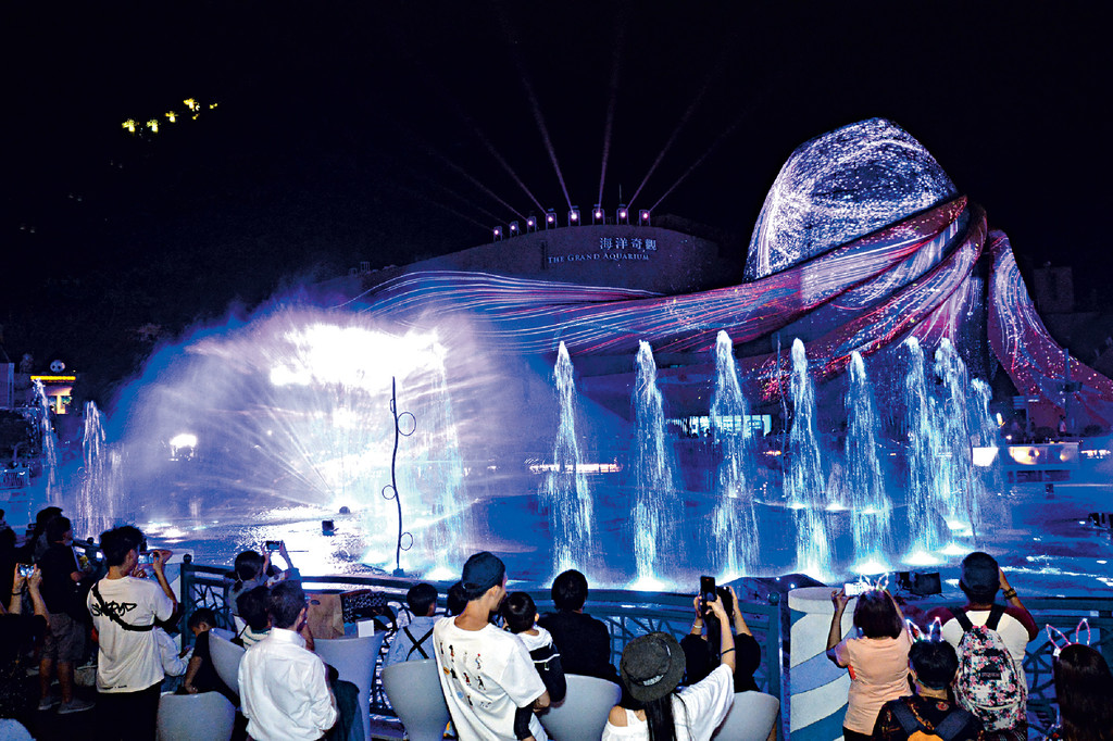 ■近期成為打卡熱話之一的世界級水幕燈光演出，吸引許多旅客專程到來觀賞。