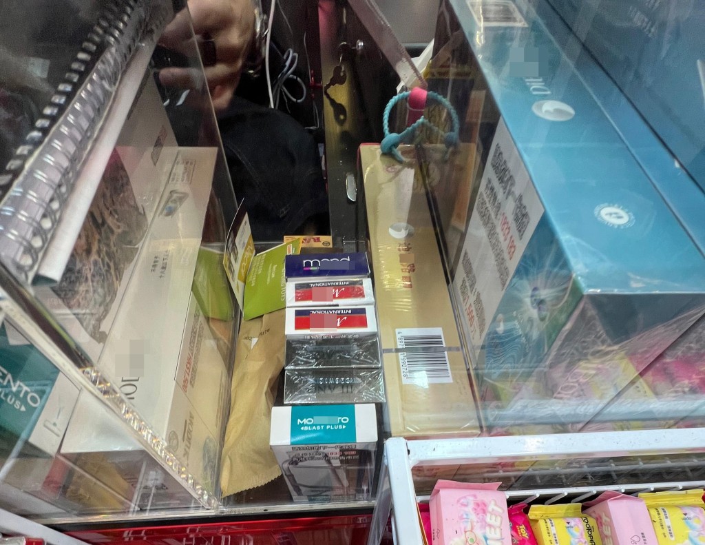 紅磡一間辦館展示「白牌煙」。 陶法德攝