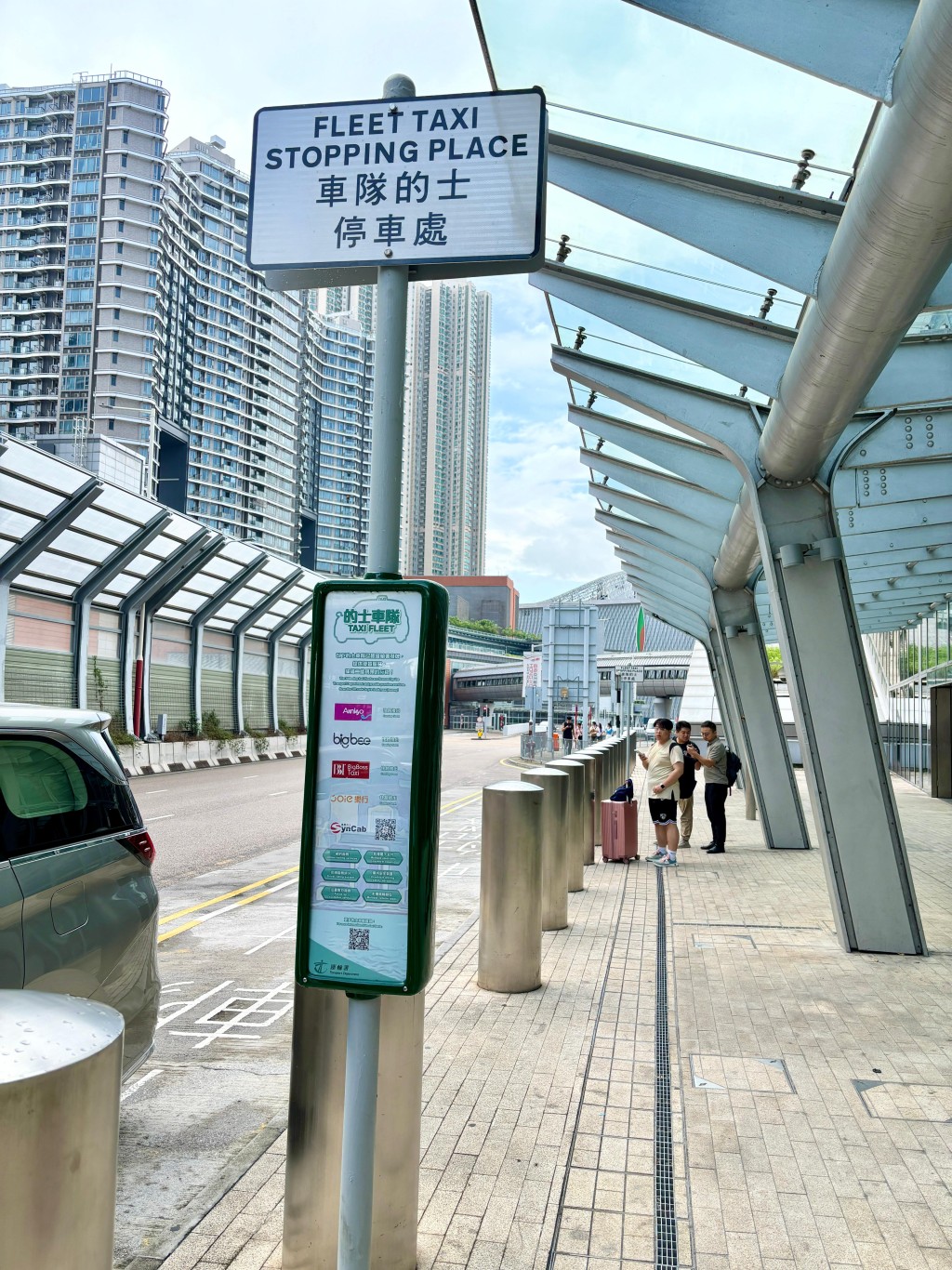 圖示高鐵香港西九龍站的車隊的士停車處已加裝資訊牌。(政府新聞處) 圖示高鐵香港西九龍站的車隊的士停車處已加裝資訊牌。(政府新聞處)