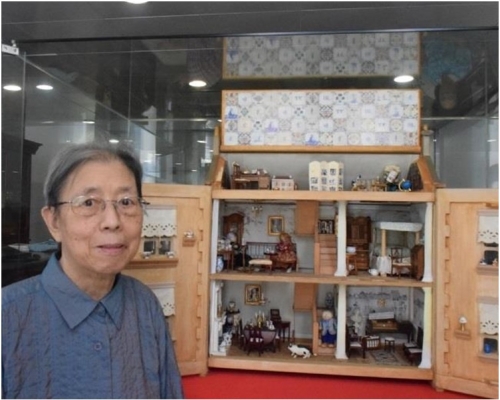 西西月初到中大圖書館佈置其所贈的喬治亞微型屋。圖:中大fb