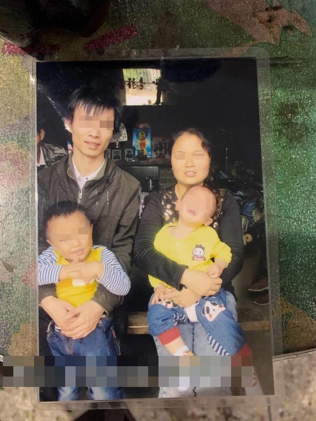 男童(左下)與父母合照。 女網圖