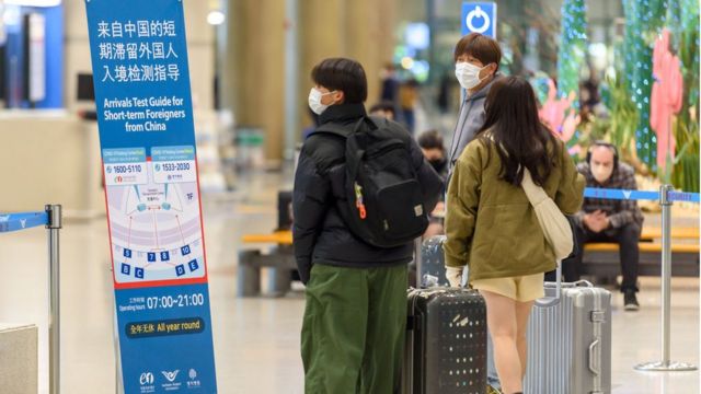 韓國首爾仁川機場中文告示，來自中國的旅客需進行新冠檢測。