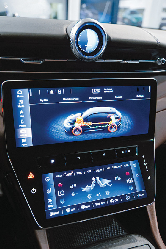 ■中控台備有上下觸控屏幕,波檔掣在兩者之間。 ■中控台備有上下觸控屏幕,波檔掣在兩者之間。