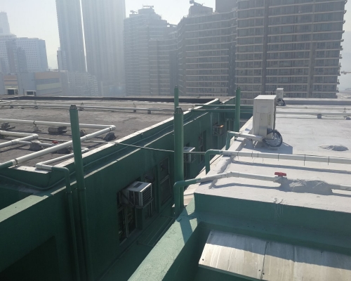 该处有不少喉管横跨天台。梁国峰摄