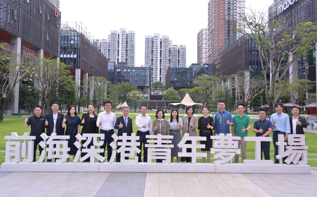 麥美娟(左八)與深圳市前海深港現代服務業合作區管理局和夢工場代表合照。 麥美娟(左八)與深圳市前海深港現代服務業合作區管理局和夢工場代表合照。