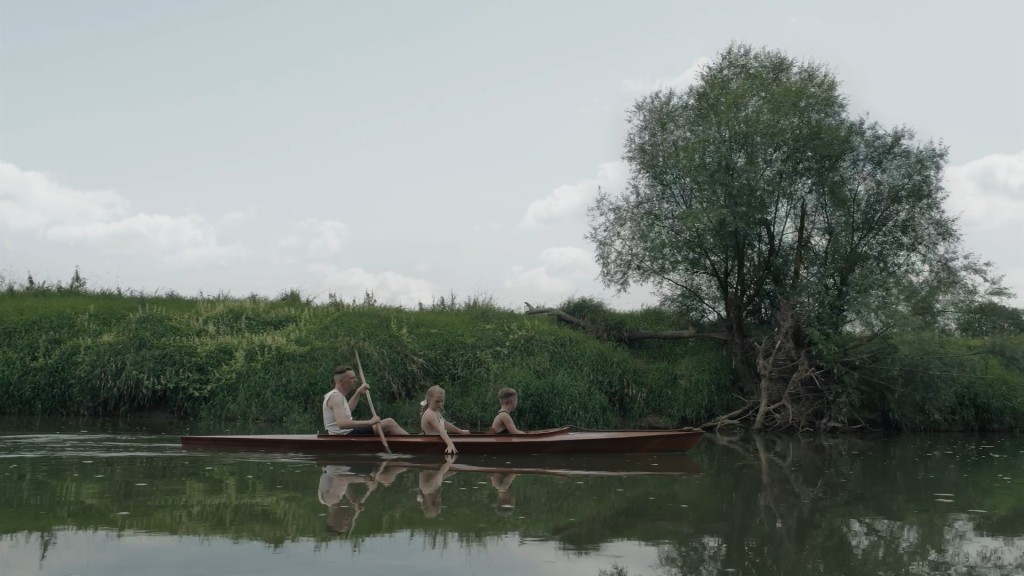 軍官經常用獨木舟帶小朋友到河邊釣魚