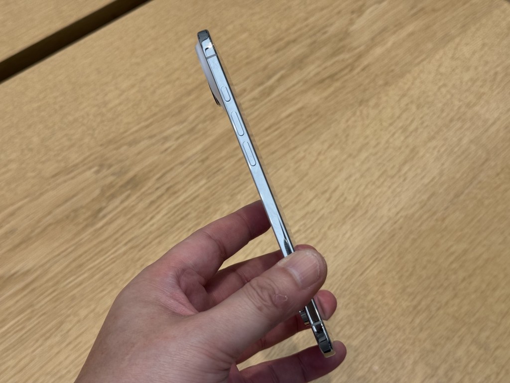 iPhone Air僅5.6mm厚度,拿上手確有點震撼。 iPhone Air僅5.6mm厚度,拿上手確有點震撼。