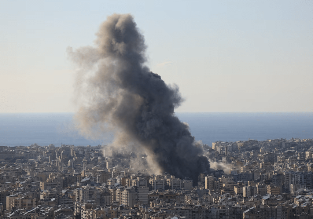 美伊衝突發生一個月以來,美軍首度確認有戰機於伊朗敵陣領空墜毀。圖為伊朗境內遭空襲後冒起濃煙。路透社 美伊衝突發生一個月以來,美軍首度確認有戰機於伊朗敵陣領空墜毀。圖為伊朗境內遭空襲後冒起濃煙。路透社