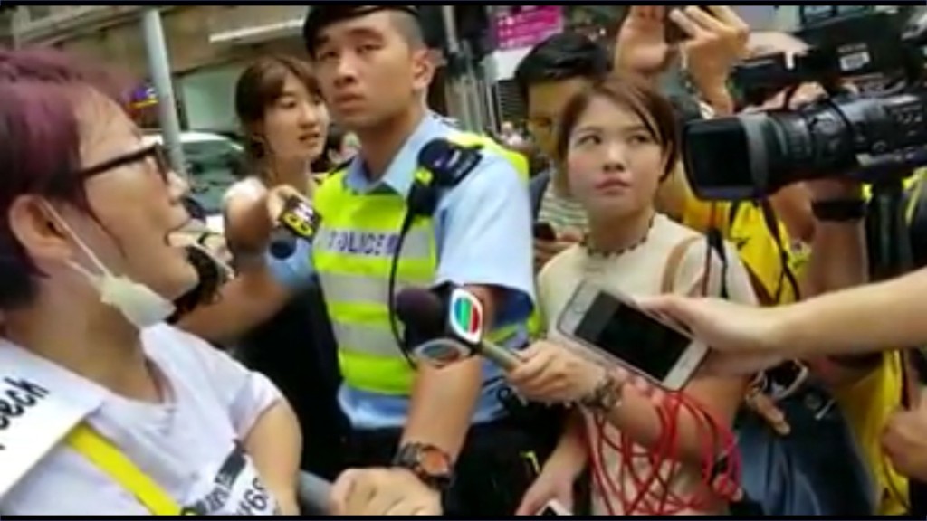 2018年8月做街訪時，對於受訪者以「CCTVB」貶稱TVB，率性的何曼筠在鏡頭前翻白眼。