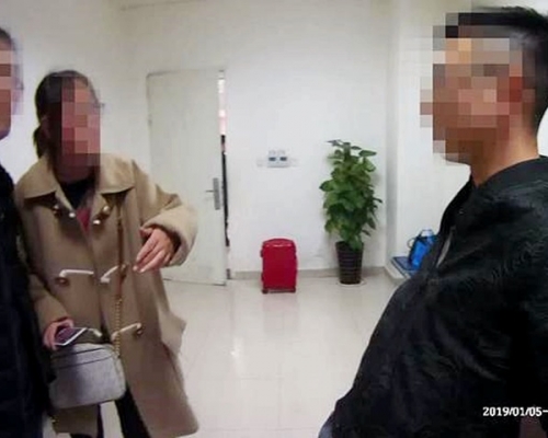 一名男子在高铁对女乘客伸「咸猪手」。