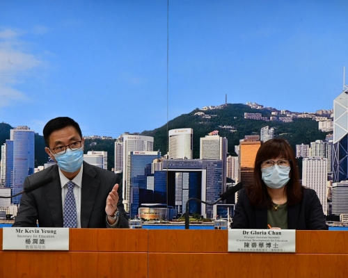 教育局長楊潤雄（左面）
