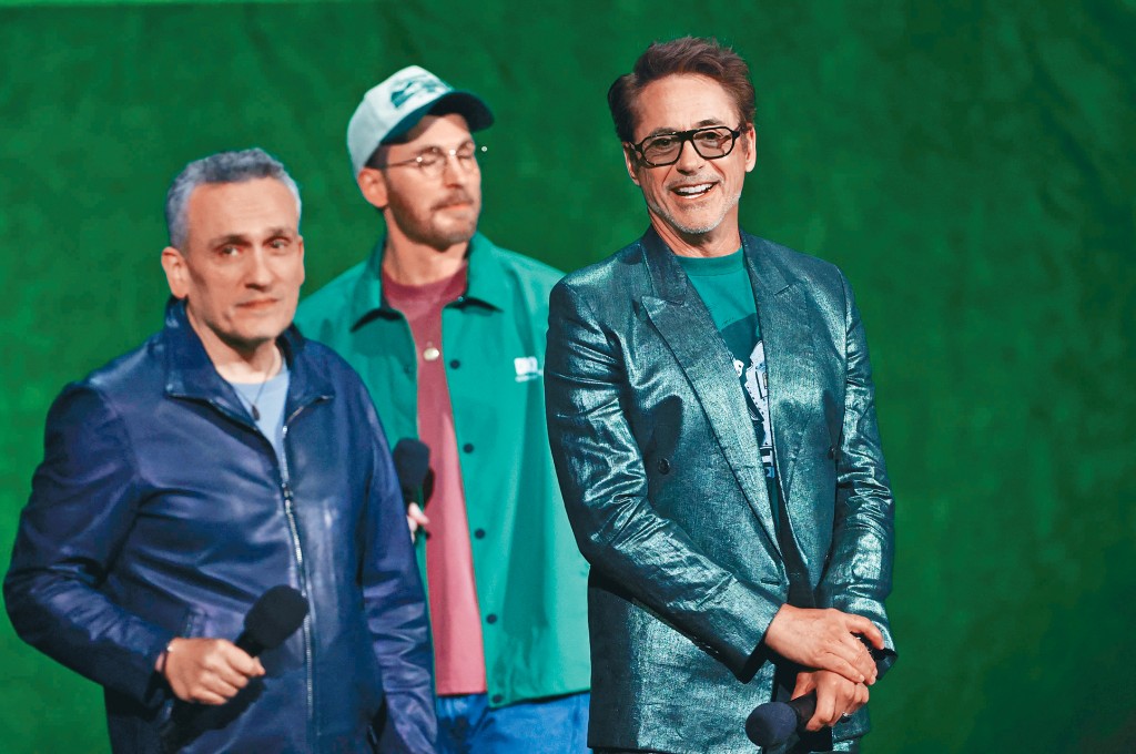 羅拔唐尼（右）和基斯伊雲斯（中）昨現身宣傳《復仇者5》。