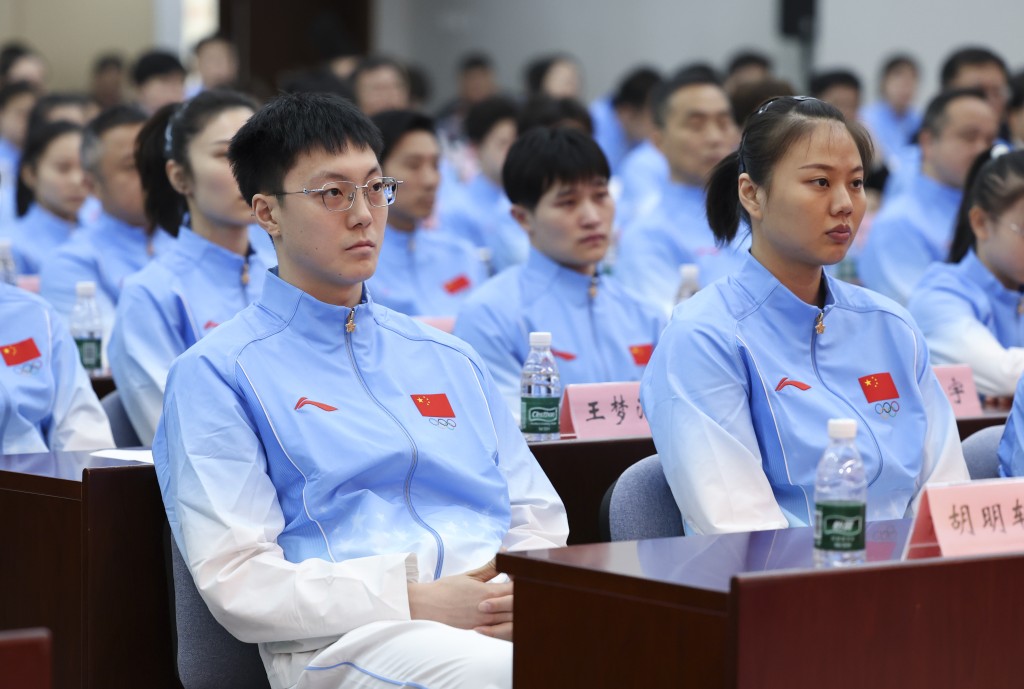 第20届亚运会中国体育代表团在京成立，篮球运动员胡明轩（左）和排球运动员龚翔宇出席动员大会。 新华社 