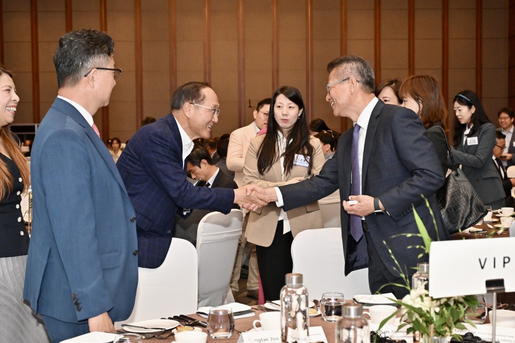 陳茂波(左四)在午餐會上與其他嘉賓交流。政府新聞處圖片 陳茂波(左四)在午餐會上與其他嘉賓交流。政府新聞處圖片