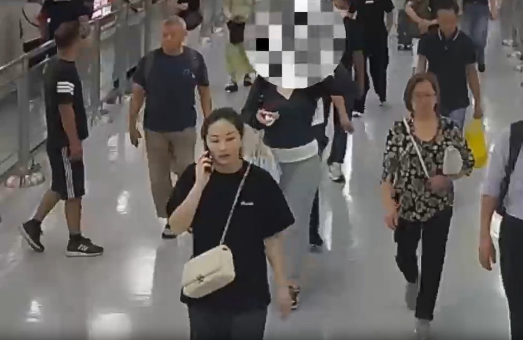 閉路電視顯示，男子被截查情況。