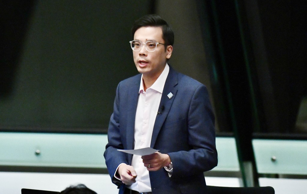 梁文廣形容今次巴士申請加價是令人歎為觀止,「開價上到月球咁高」。資料圖片 梁文廣形容今次巴士申請加價是令人歎為觀止,「開價上到月球咁高」。資料圖片