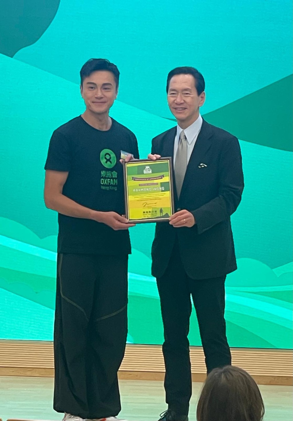 黃浩然(左)成為樂施毅行者2025宣傳大使,旁為樂施毅行者督導小組召集人陳智思。 黃浩然(左)成為樂施毅行者2025宣傳大使,旁為樂施毅行者督導小組召集人陳智思。