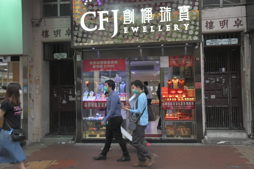 防護中心人員向卓明樓居民派檢測膠樽