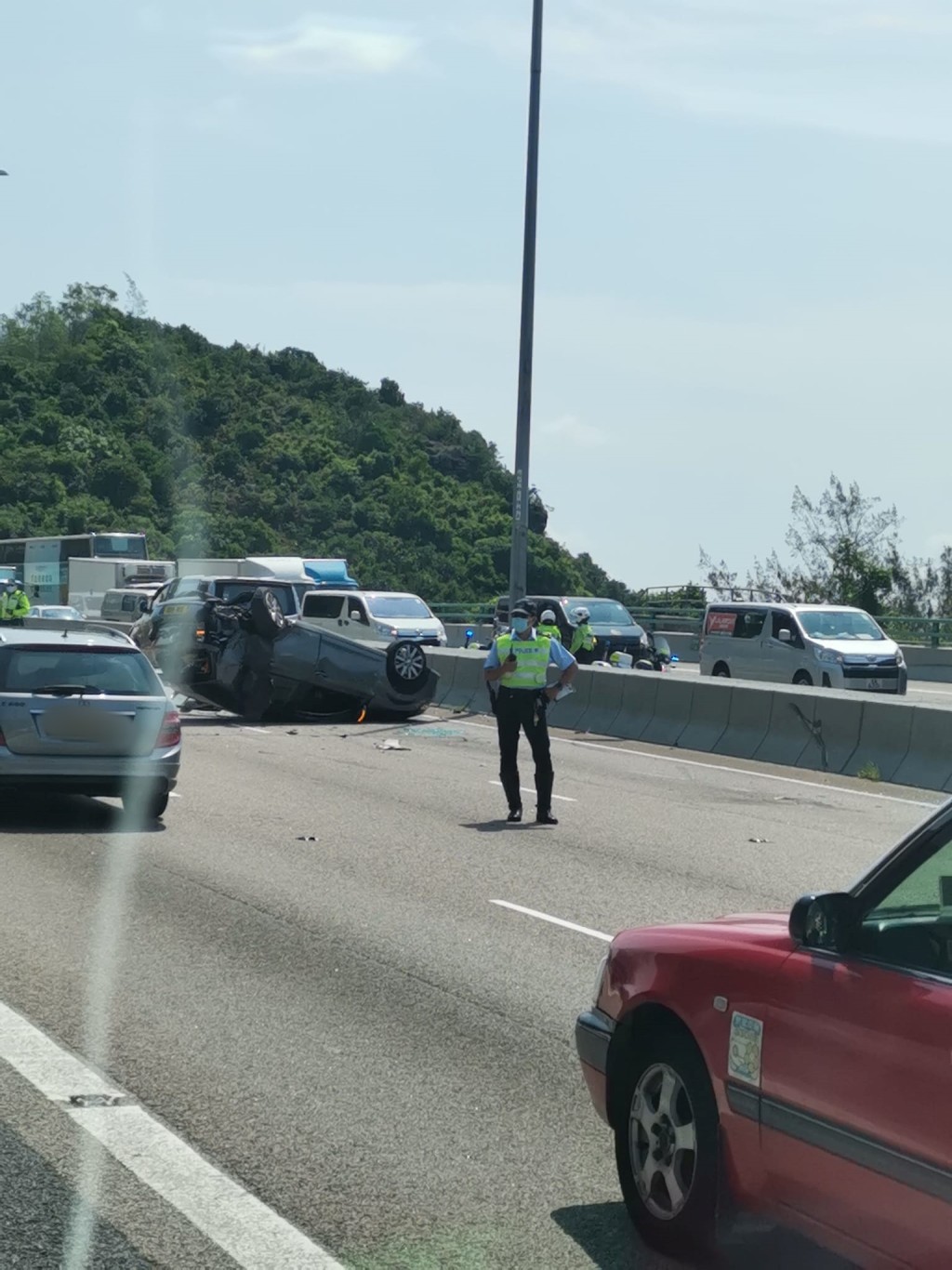 消防及警員趕至。圖:屯門公路塞車關注組