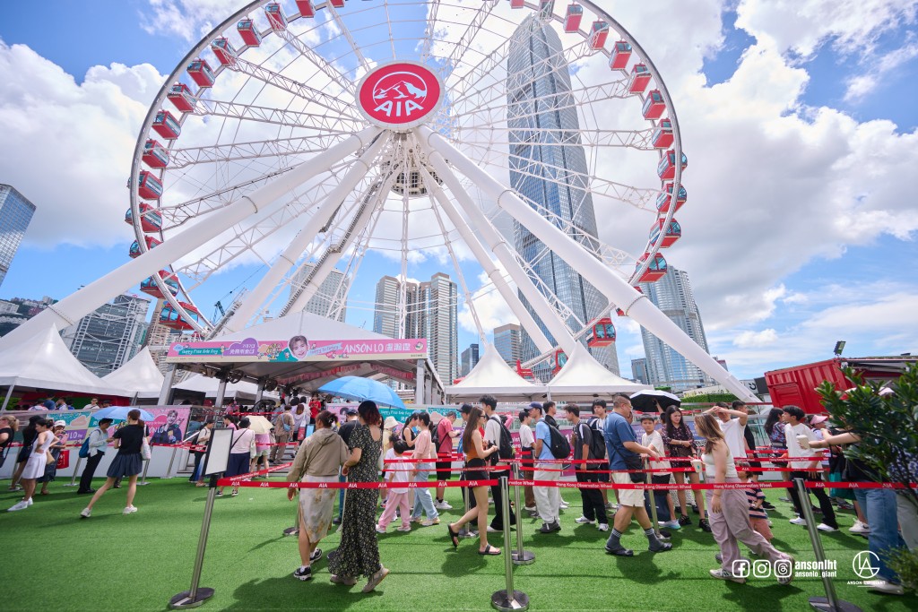 香港摩天輪下大批市民打卡留念及索取教主生日限定應援物。