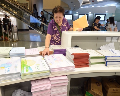 房委會今日在樂富居屋中心發放售樓書。