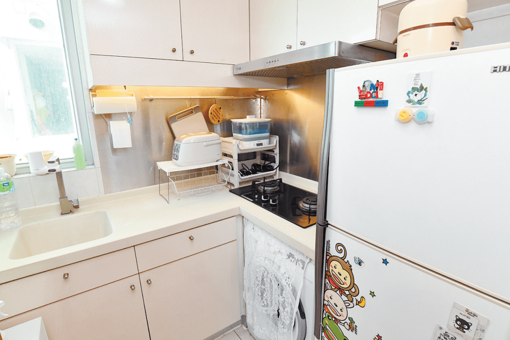 厨房以白色为主调，拥充足储藏空间。