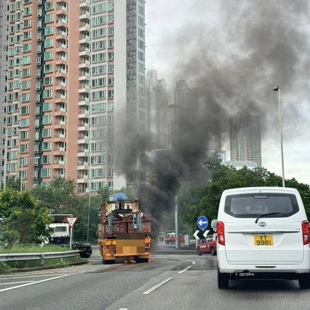 货柜车在海辉道起火。fb： 马路的事讨论区