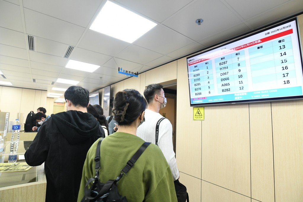 黄国指出预约换领回乡证已排至9月。资料图片