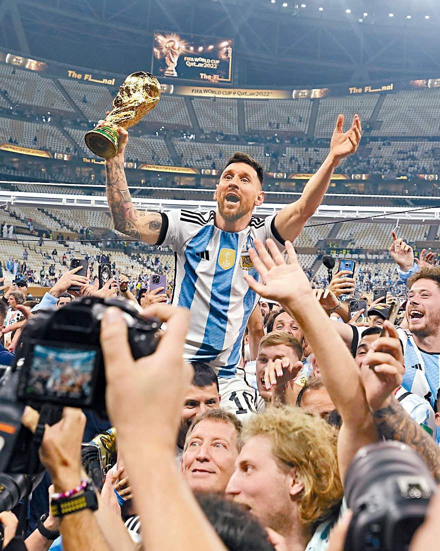 ​阿根廷國家足球隊擊敗法國隊，第三度奪得世界盃冠軍，隊長美斯所穿的十號國家隊球衣亦掀起搶購潮。