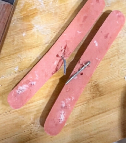 山西男吃雙匯火腿腸驚見藏兩鋼釘。